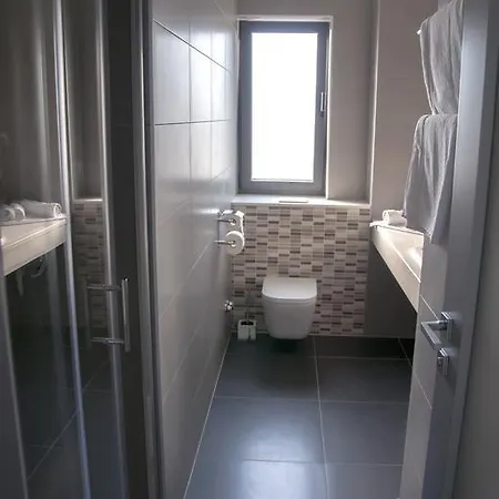 Whitehouse Apartments