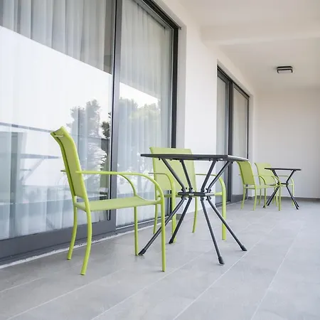 Whitehouse Apartments *