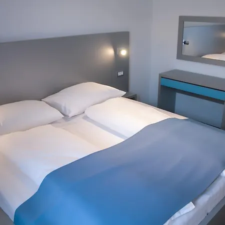 Whitehouse Apartments