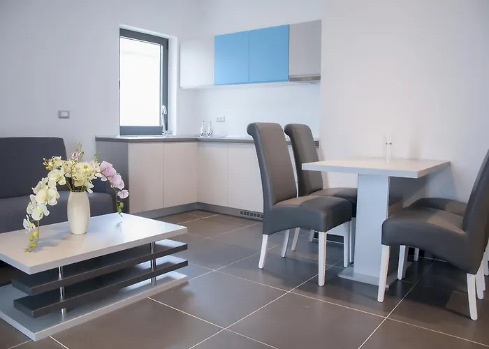 Whitehouse Apartament *