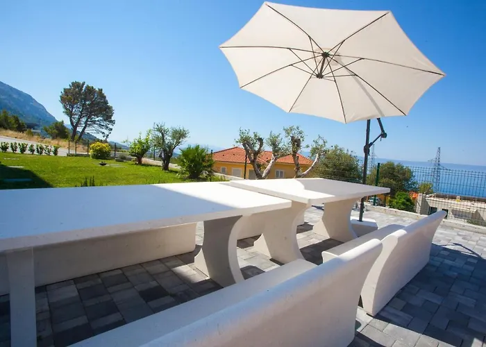 Whitehouse Apartament *